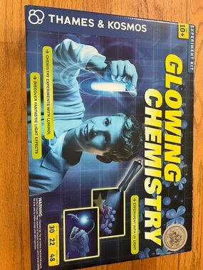 Thames & Kosmos Glowing Chemistry Kit - Blue